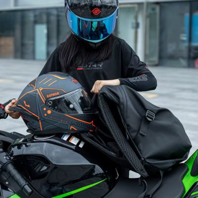 sac-a-dos-moto-etanche-noir-casque