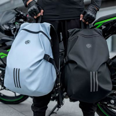 sac-a-dos-moto-etanche-noir-et-bleu