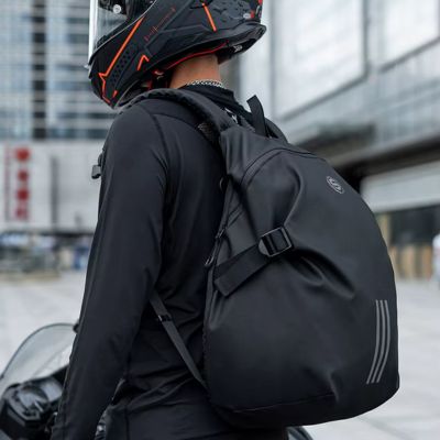 sac-a-dos-moto-etanche-noir-extensible