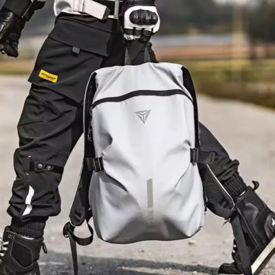 sac-a-dos-pour-moto-casque-impermeable-blanc-main